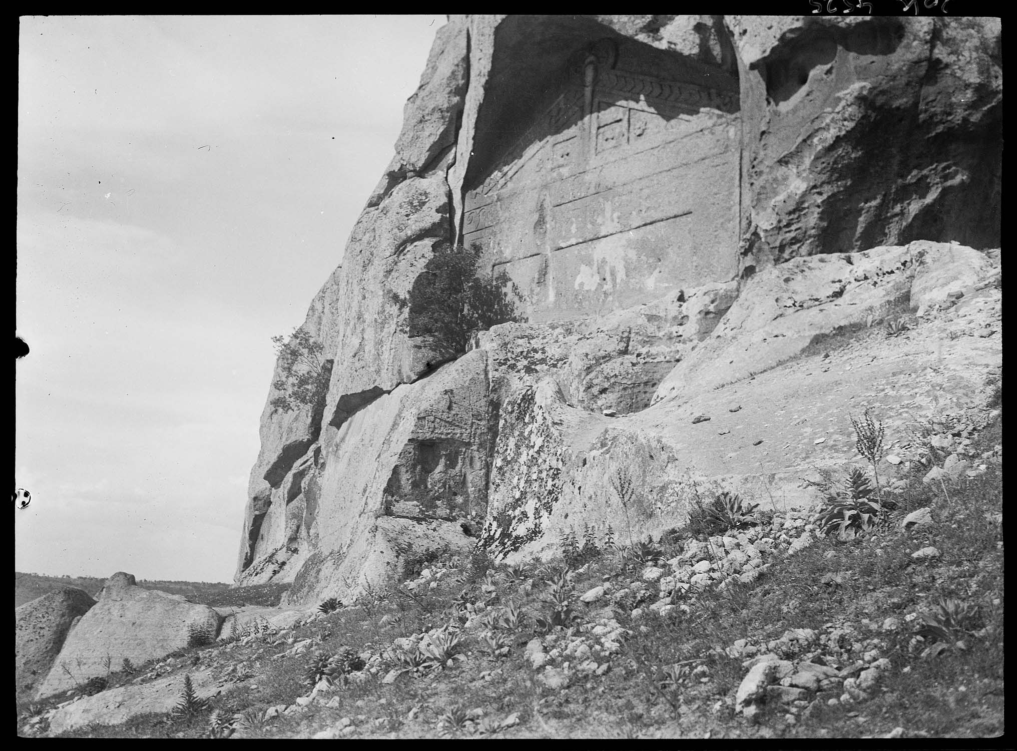 Monument inachevé : vue d'ensemble (voir "Phrygie. Exploration archéologique…", tome IV : "La Cité de Midas. Architecture", par A. Gabriel, Paris, E. de Boccard, 1965, pl. 35)